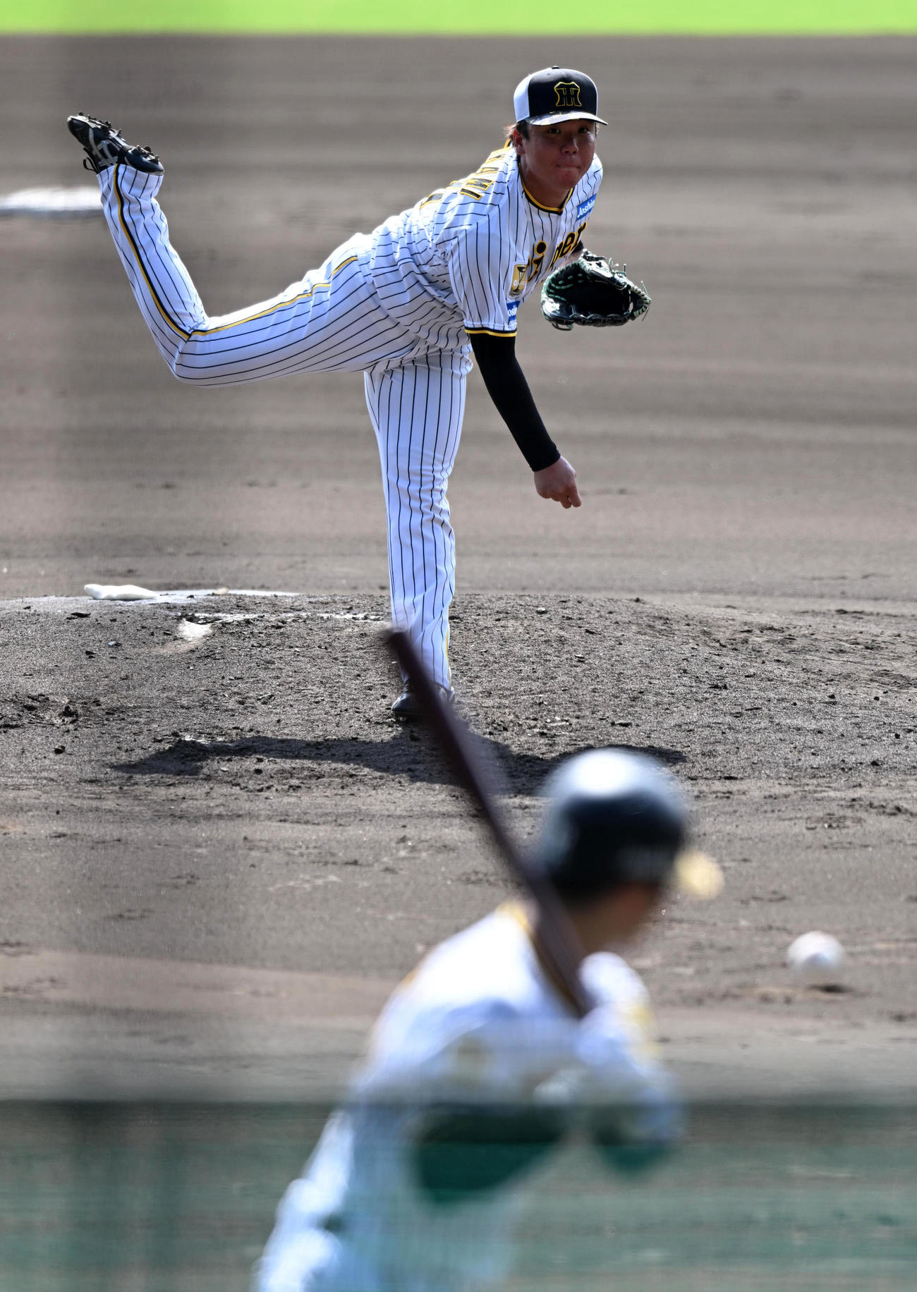 シート打撃で坂本に投球する村上（撮影・前岡正明）