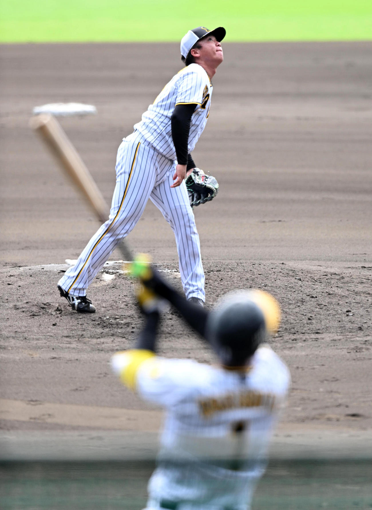 シート打撃で森下に投球する村上（撮影・前岡正明）