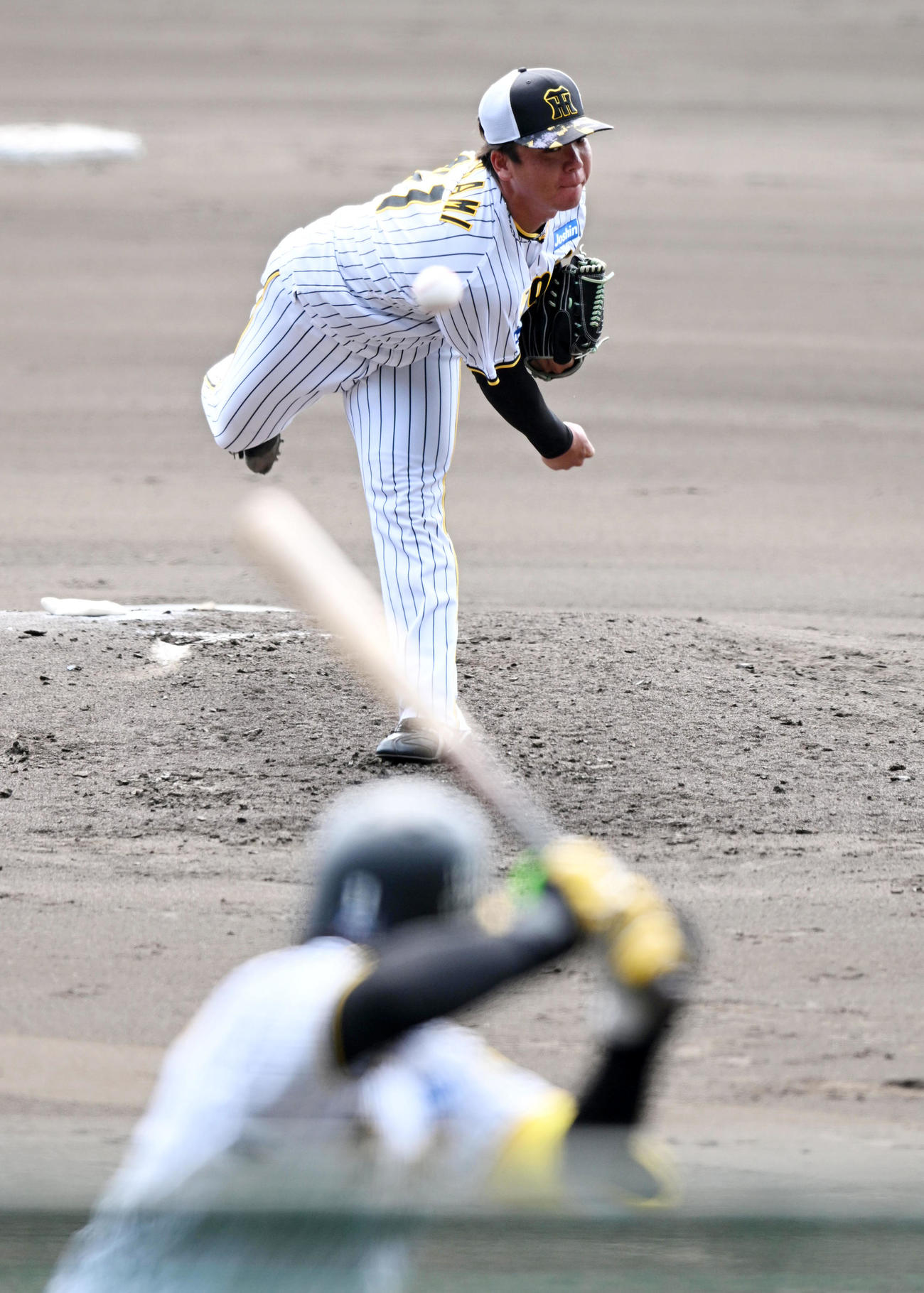 シート打撃で森下に投球する村上（撮影・前岡正明）