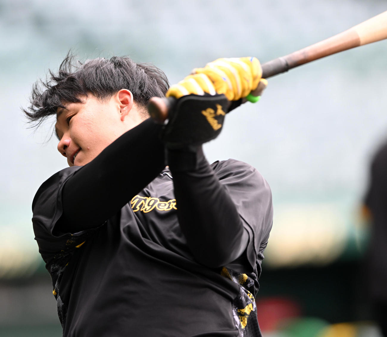 ティー打撃を行う森下（撮影・前岡正明）