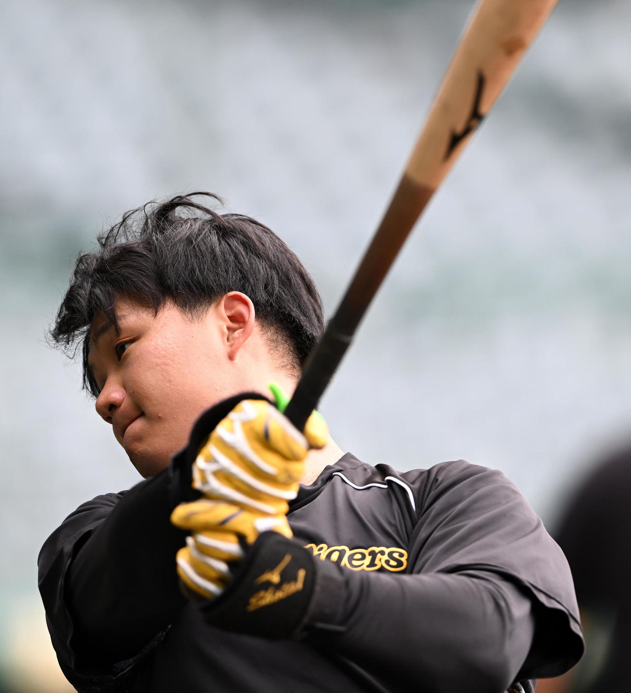 ティー打撃を行う森下（撮影・前岡正明）