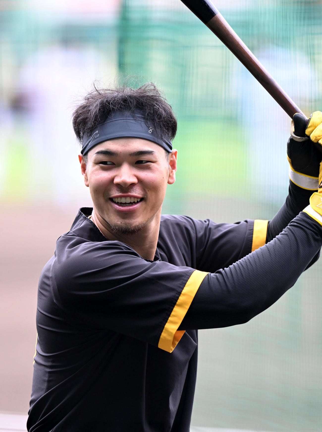 ティー打撃で笑顔を見せる佐藤輝（撮影・前岡正明）