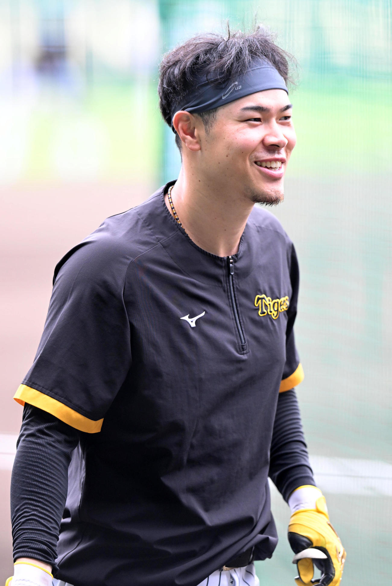 ティー打撃で笑顔を見せる佐藤輝（撮影・前岡正明）