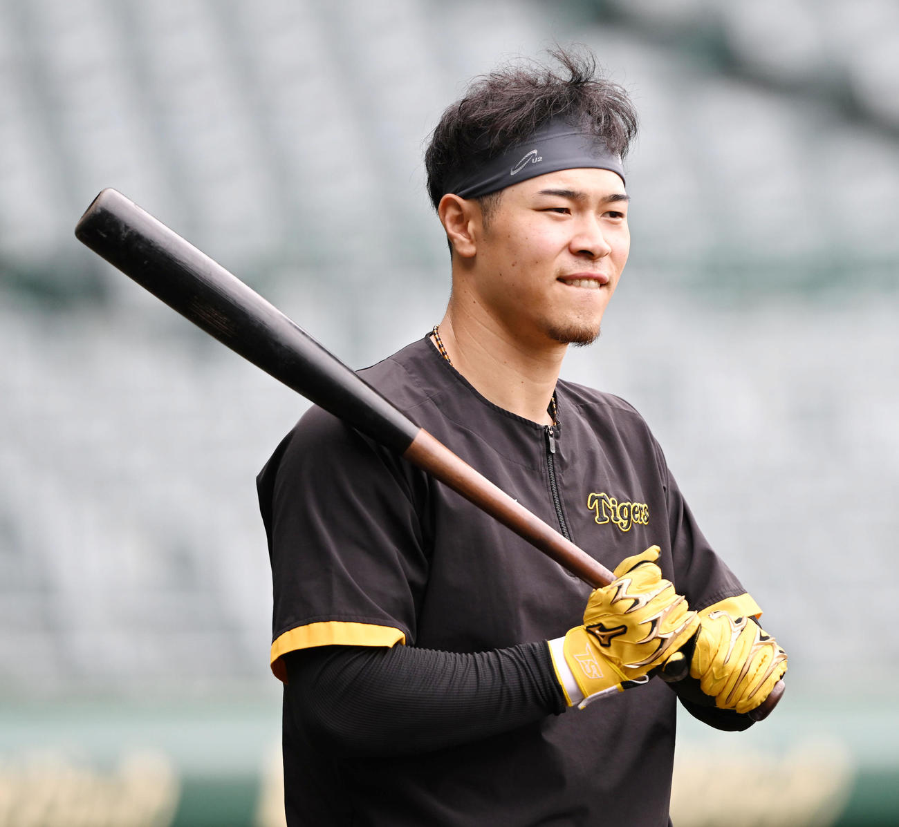ティー打撃で笑顔を見せる佐藤輝（撮影・前岡正明）