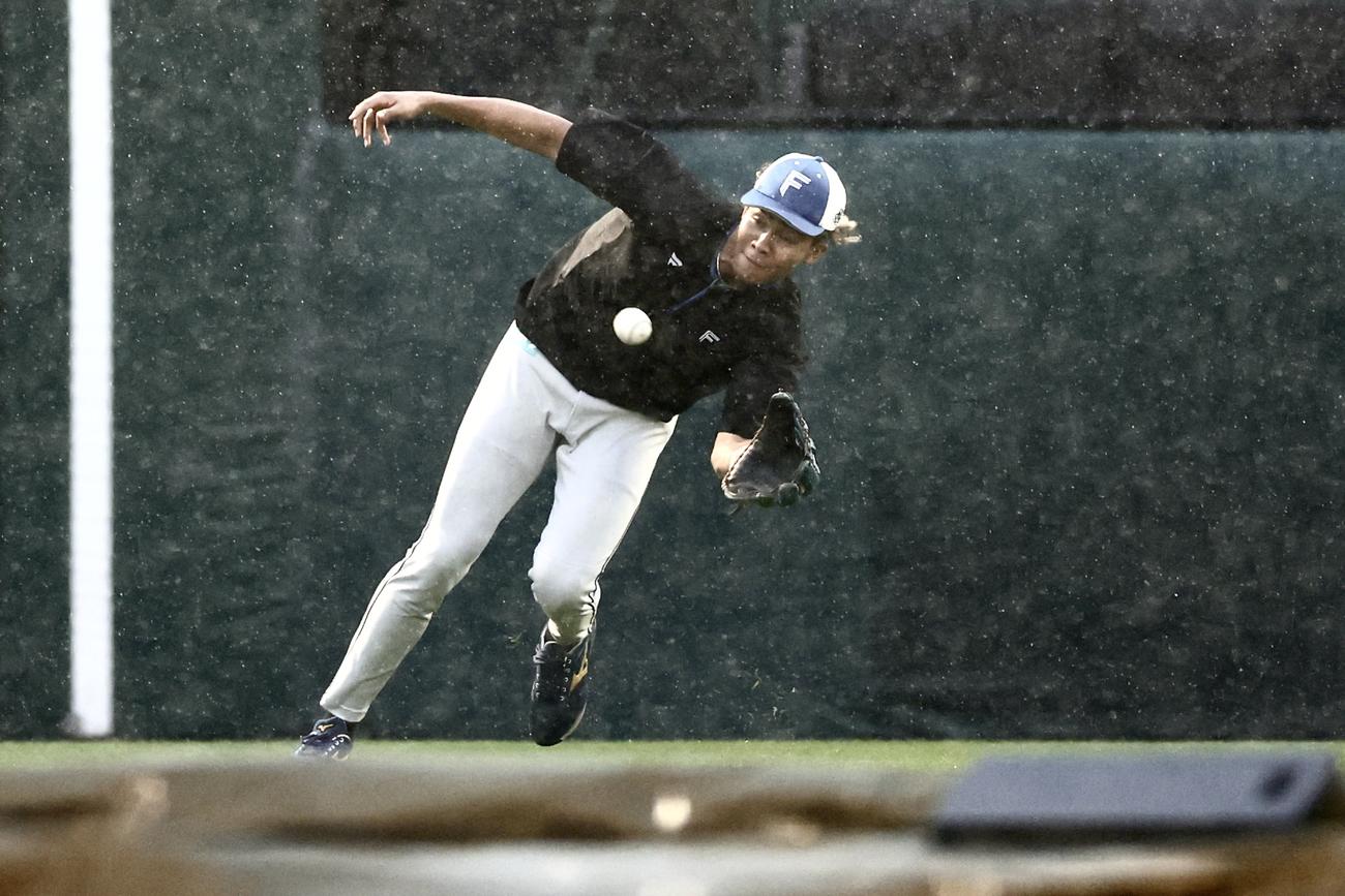楽天対日本ハム　雨にぬれながら守備練習する日本ハム水谷（撮影・河田真司）