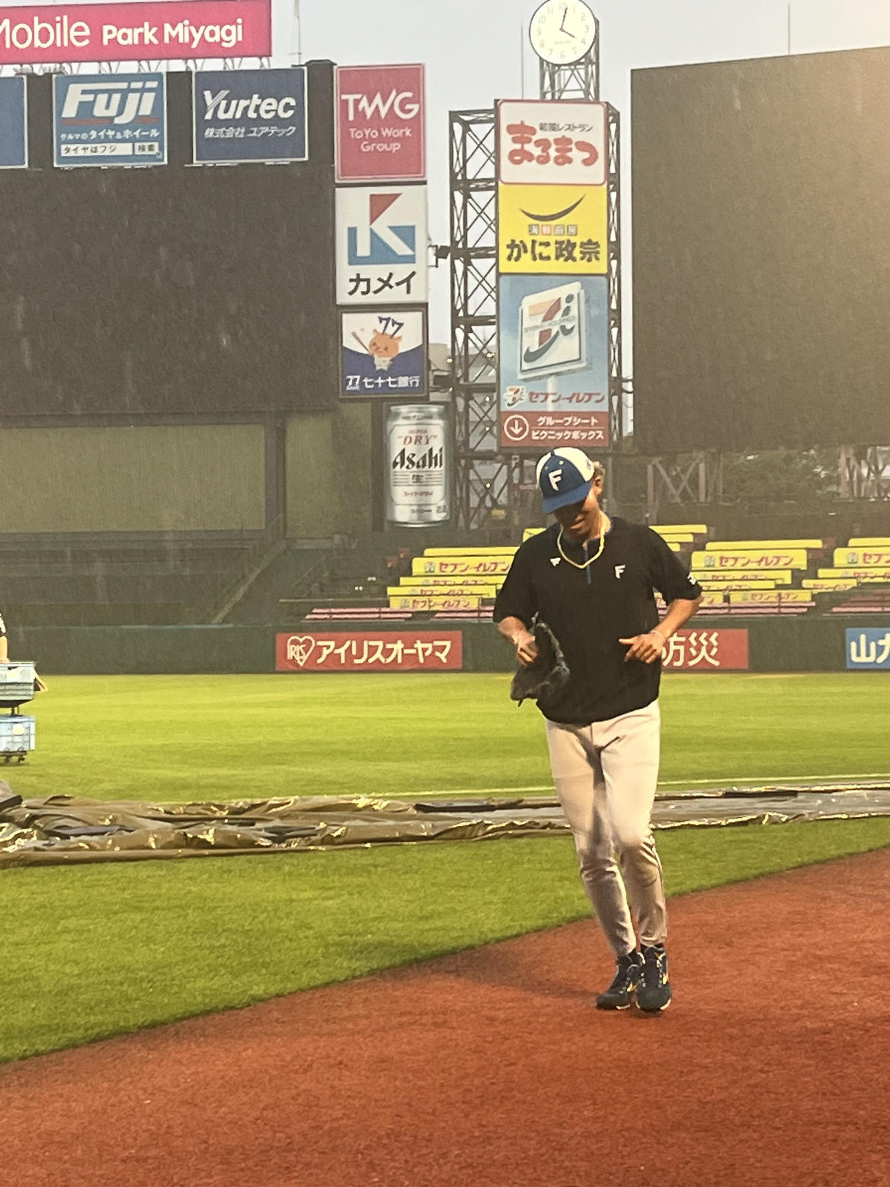 練習中に雨が強くなりベンチへ引き揚げる日本ハム水谷（撮影・永野高輔）