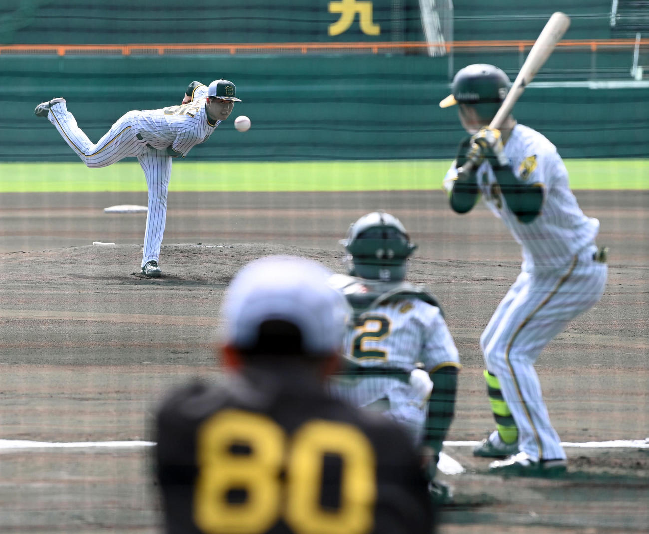 岡田監督が見守る中、シート打撃で投球する才木（撮影・前岡正明）