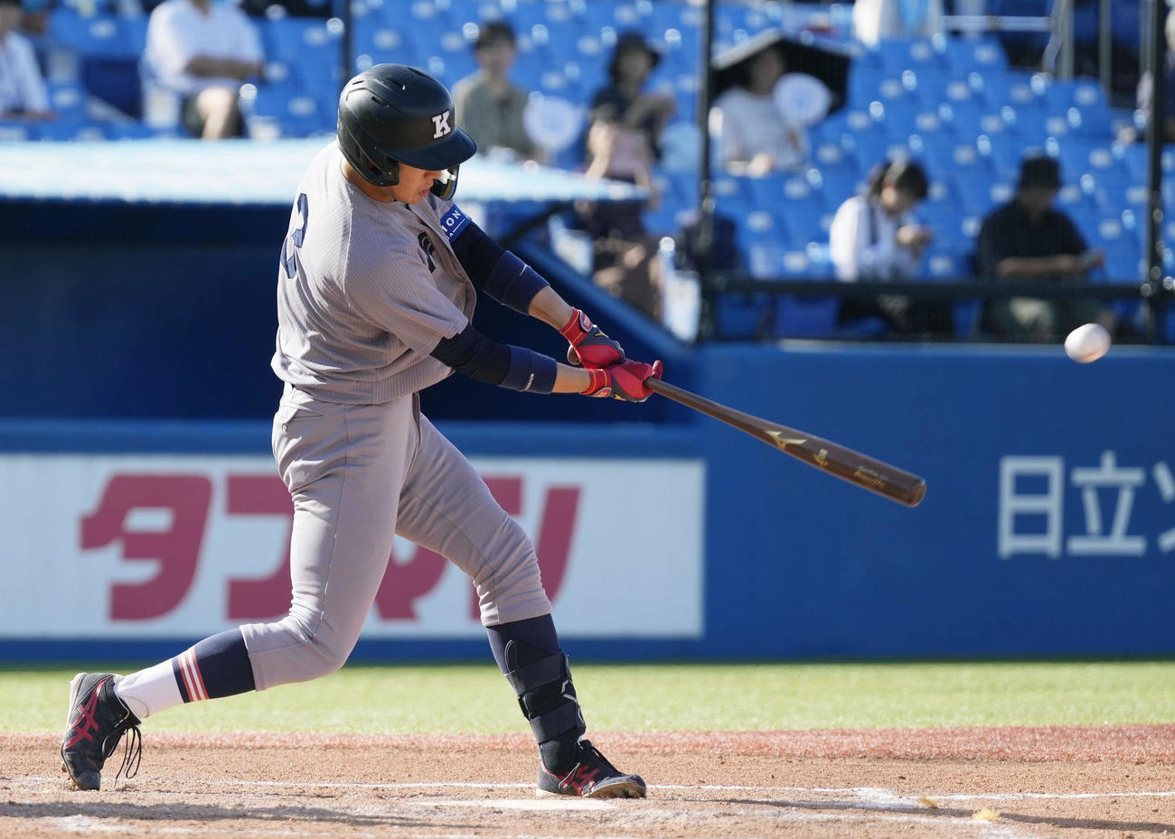 東大戦の4回、先制ソロを放つ慶大・清原（共同）