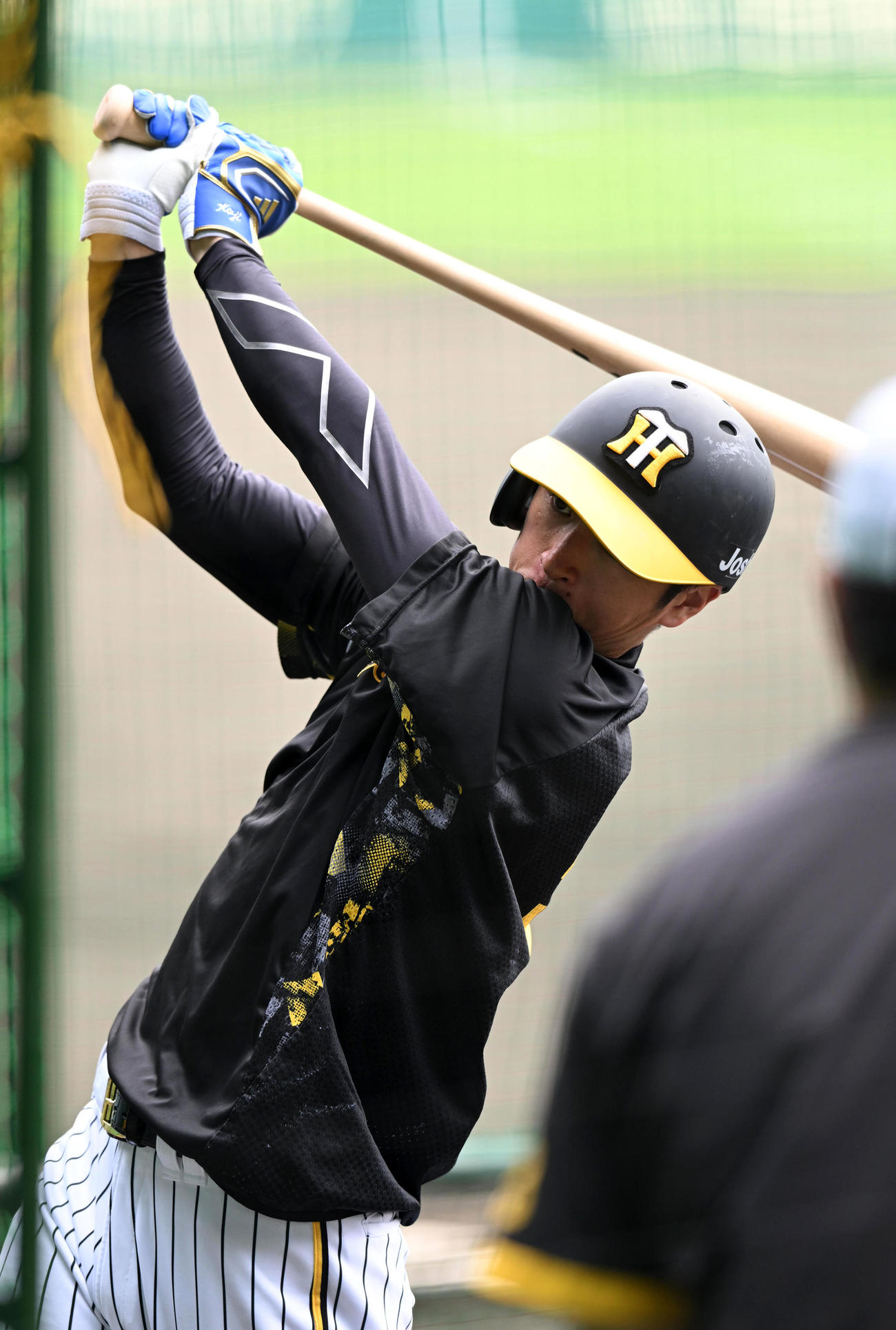 ティー打撃を行う近本（撮影・前岡正明）