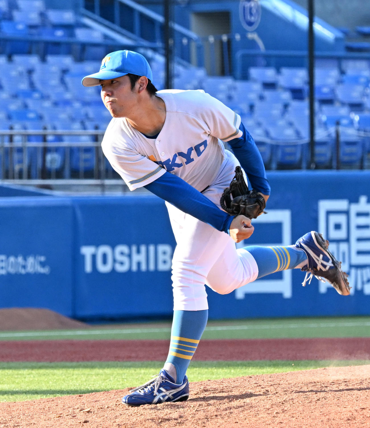 東京6大学野球春季リーグ戦　8回に3番手で登板した東大・鈴木太（撮影・千葉一成）