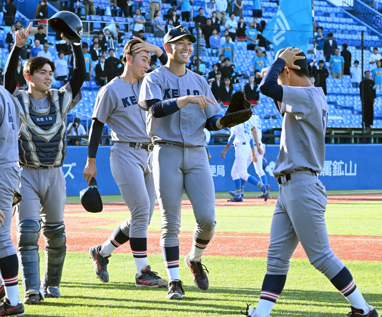 東京6大学野球春季リーグ戦　東大に完封勝利し、ナインらと喜ぶ清原正吾（右から2人目）（撮影・千葉一成）