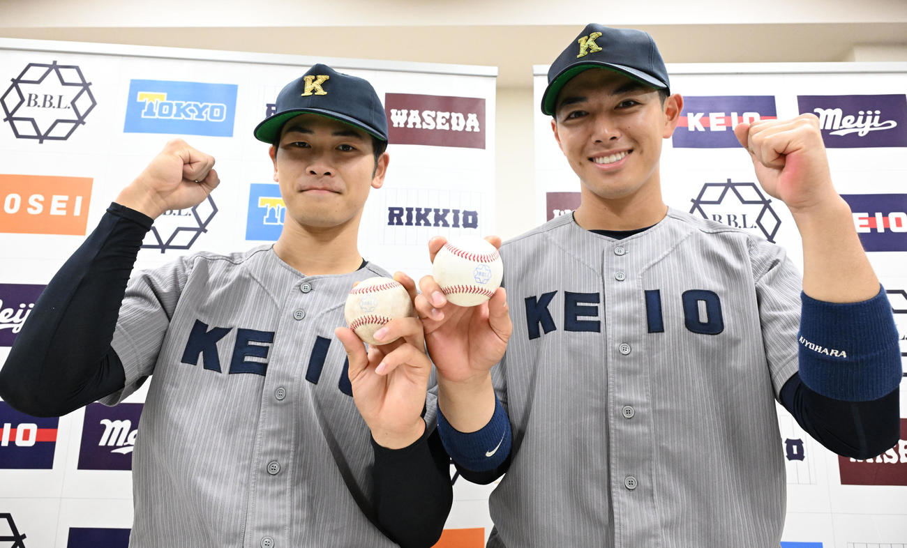 東京6大学野球春季リーグ戦　試合を終え、写真撮影に応じる渡辺和（左）と清原（撮影・千葉一成）