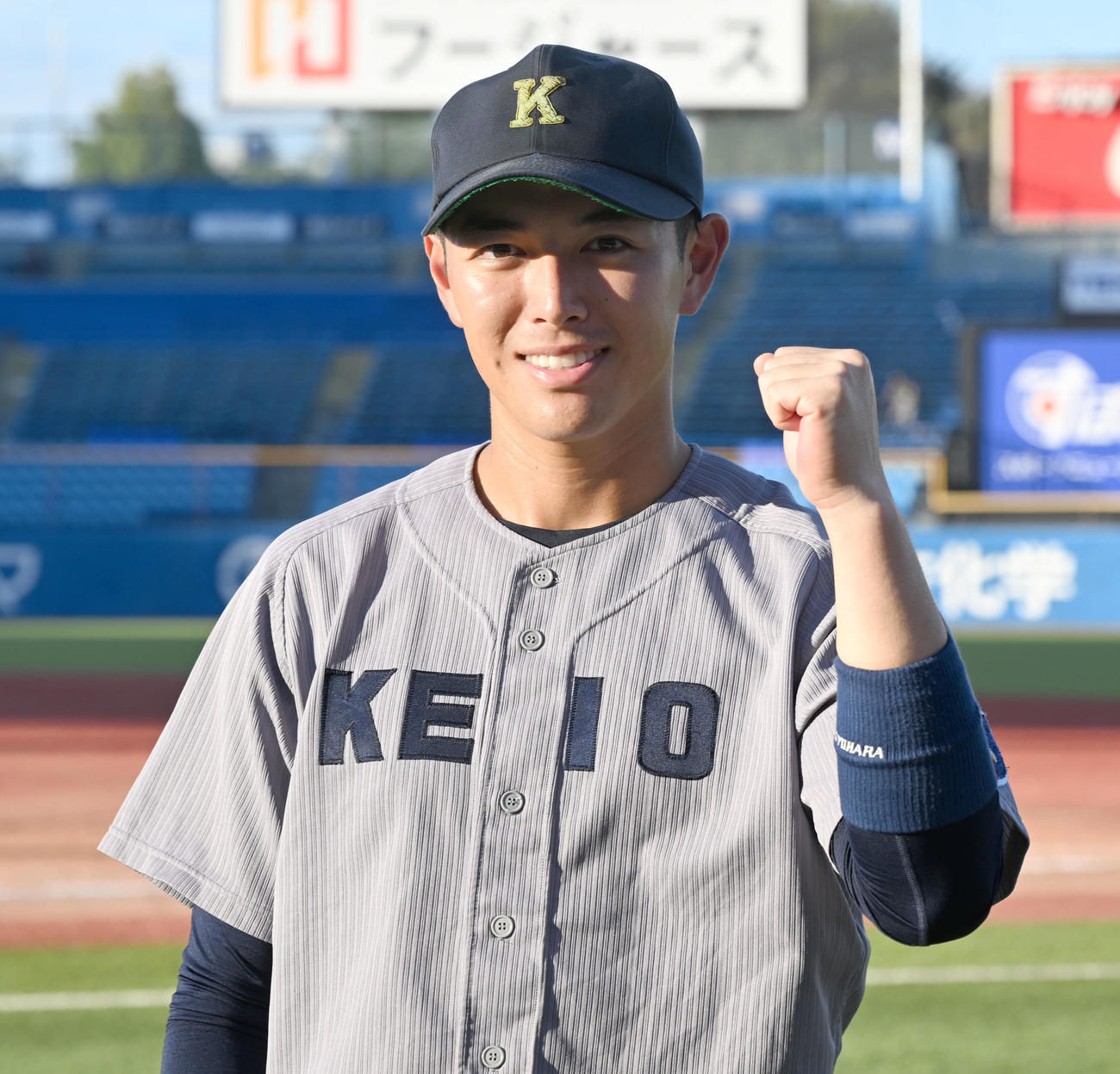 東京6大学野球春季リーグ戦　試合を終え、写真撮影に応じる慶大・清原（撮影・千葉一成）