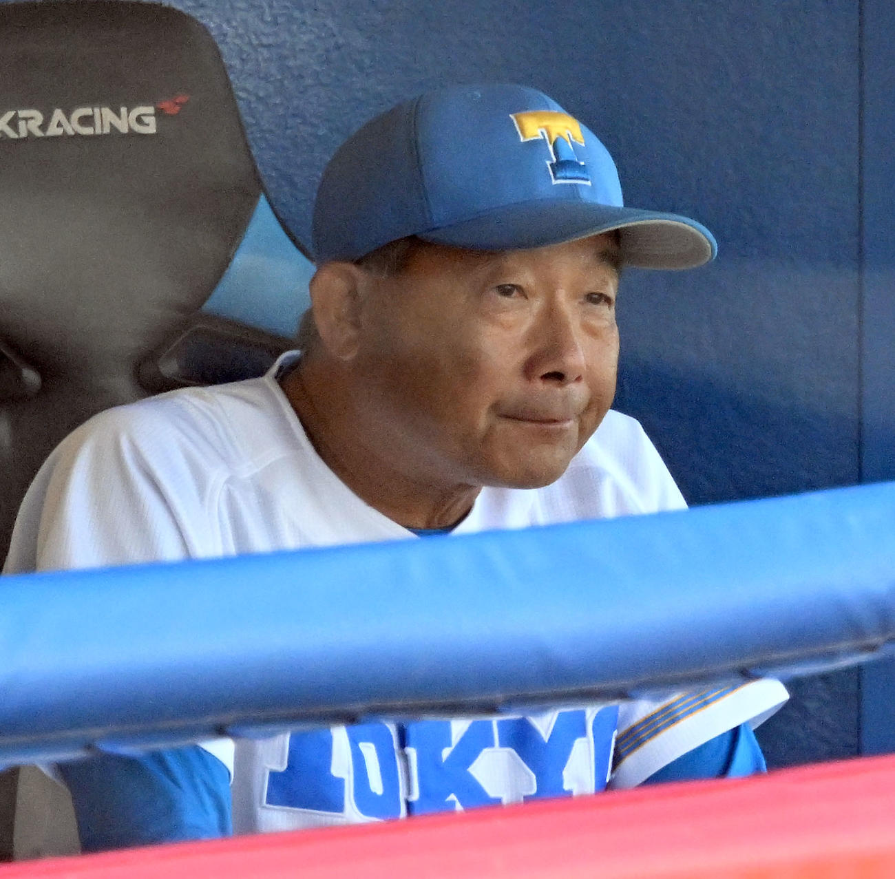 東京6大学野球春季リーグ戦　慶大対東大　戦況を見つめる東大・大久保監督（撮影・千葉一成）