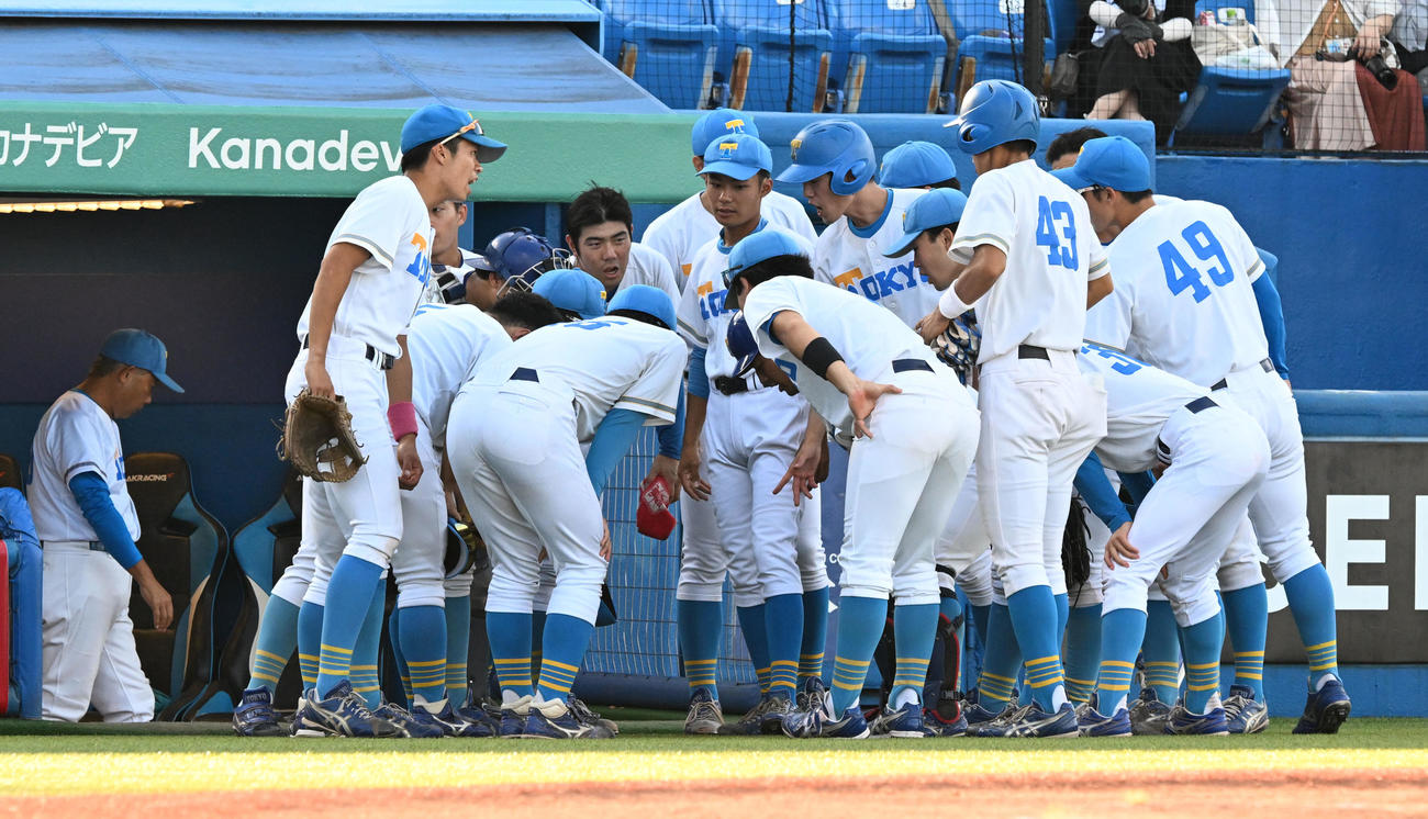 東京6大学野球春季リーグ戦　慶大対東大　9回の攻撃を前に円陣を組む東大ナイン。左奥は大久保監督（撮影・千葉一成）