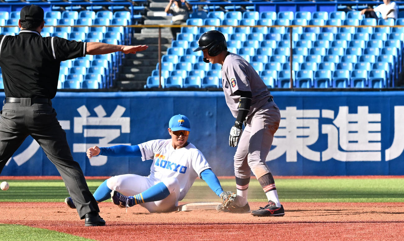 東京6大学野球春季リーグ戦　慶大対東大　5回裏慶応2死一塁、打者清原正吾のとき、二盗塁する水鳥。遊撃手小村（撮影・千葉一成）