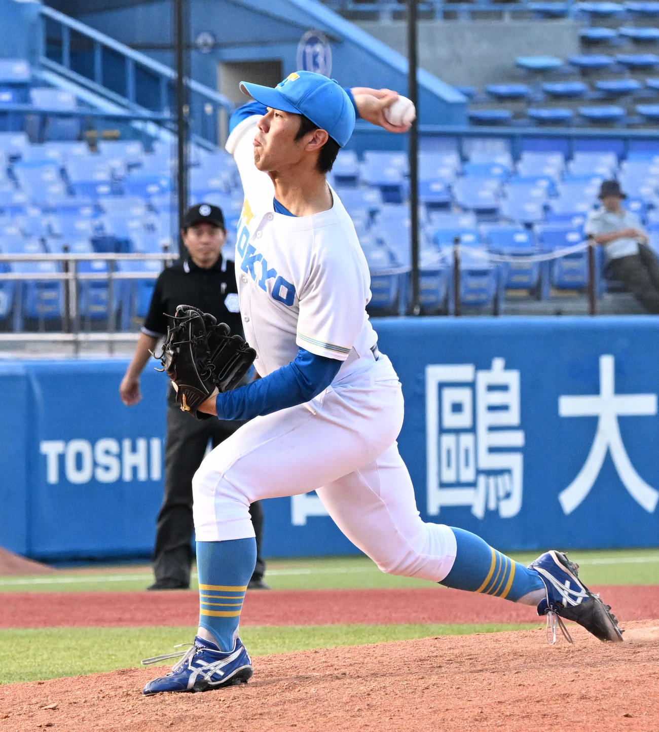 東京6大学野球春季リーグ戦　8回に3番手で登板した東大・鈴木太（撮影・千葉一成）