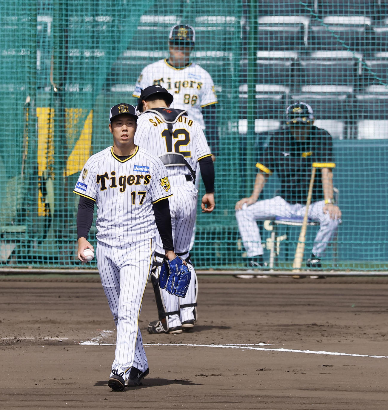 シート打撃で連打を許したは阪神青柳。奥右は岡田監督（撮影・藤尾明華）