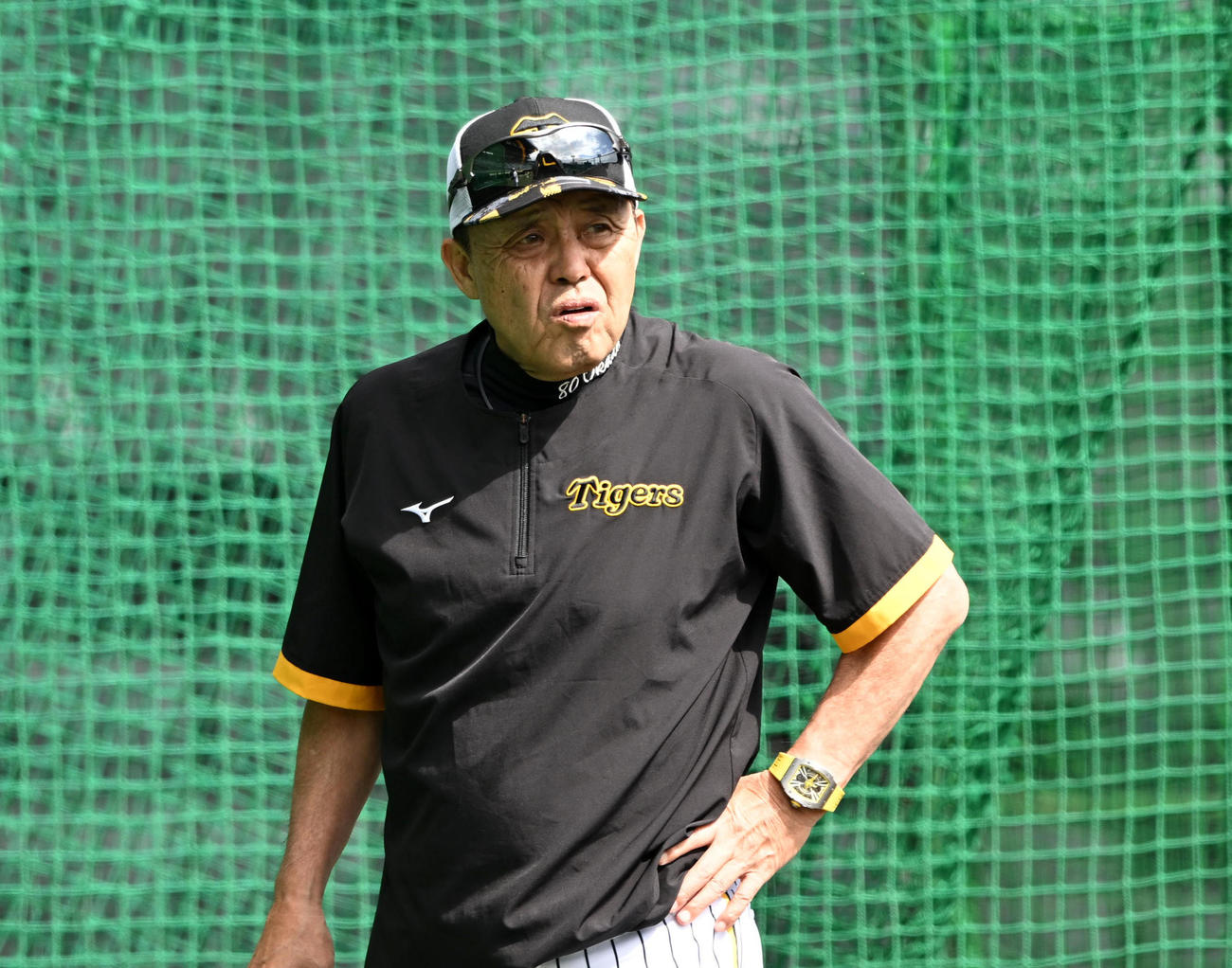 シート打撃後、引き揚げる岡田監督（撮影・前岡正明）