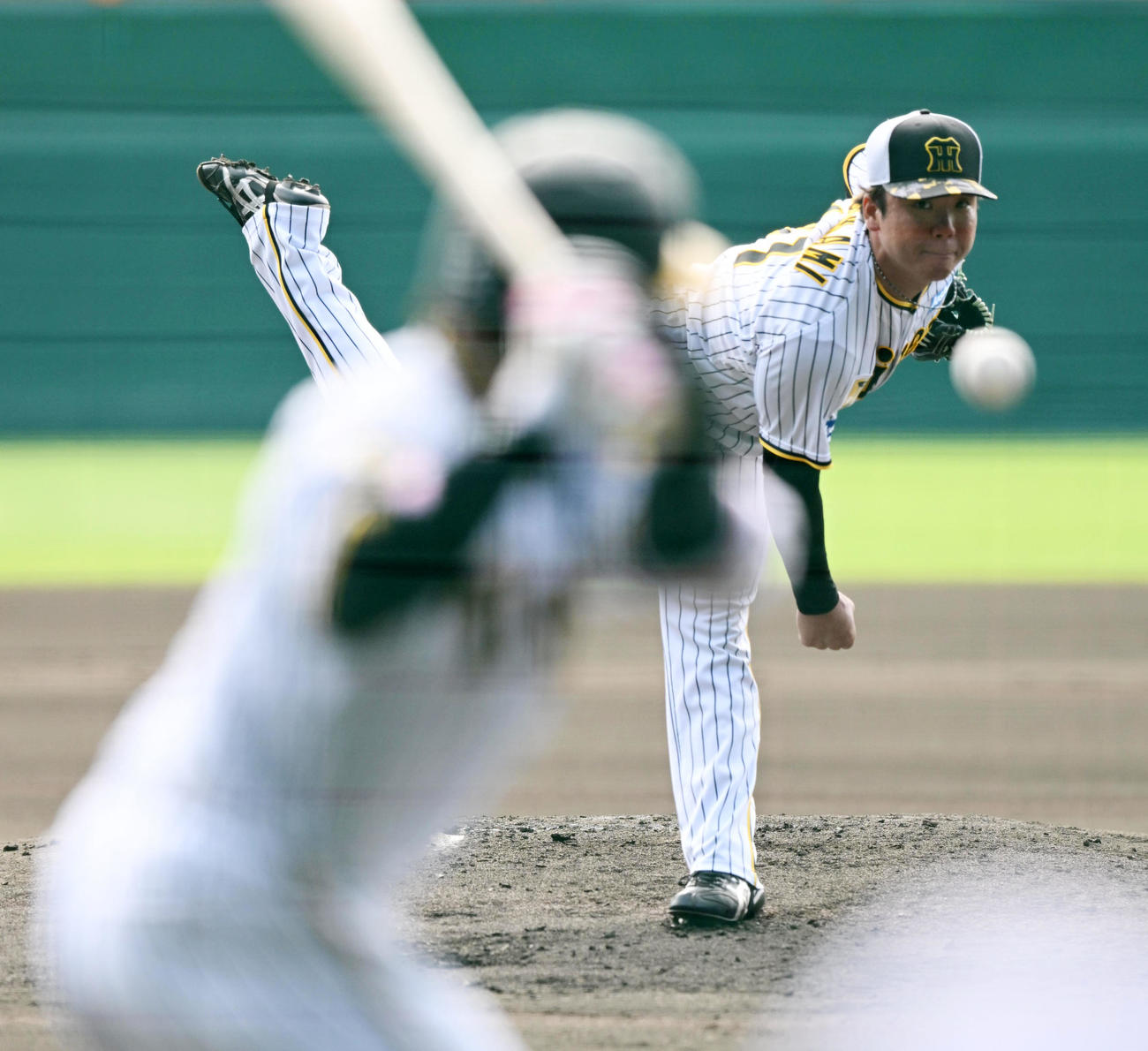 シート打撃で梅野隆太郎に投球する村上（撮影・前岡正明）
