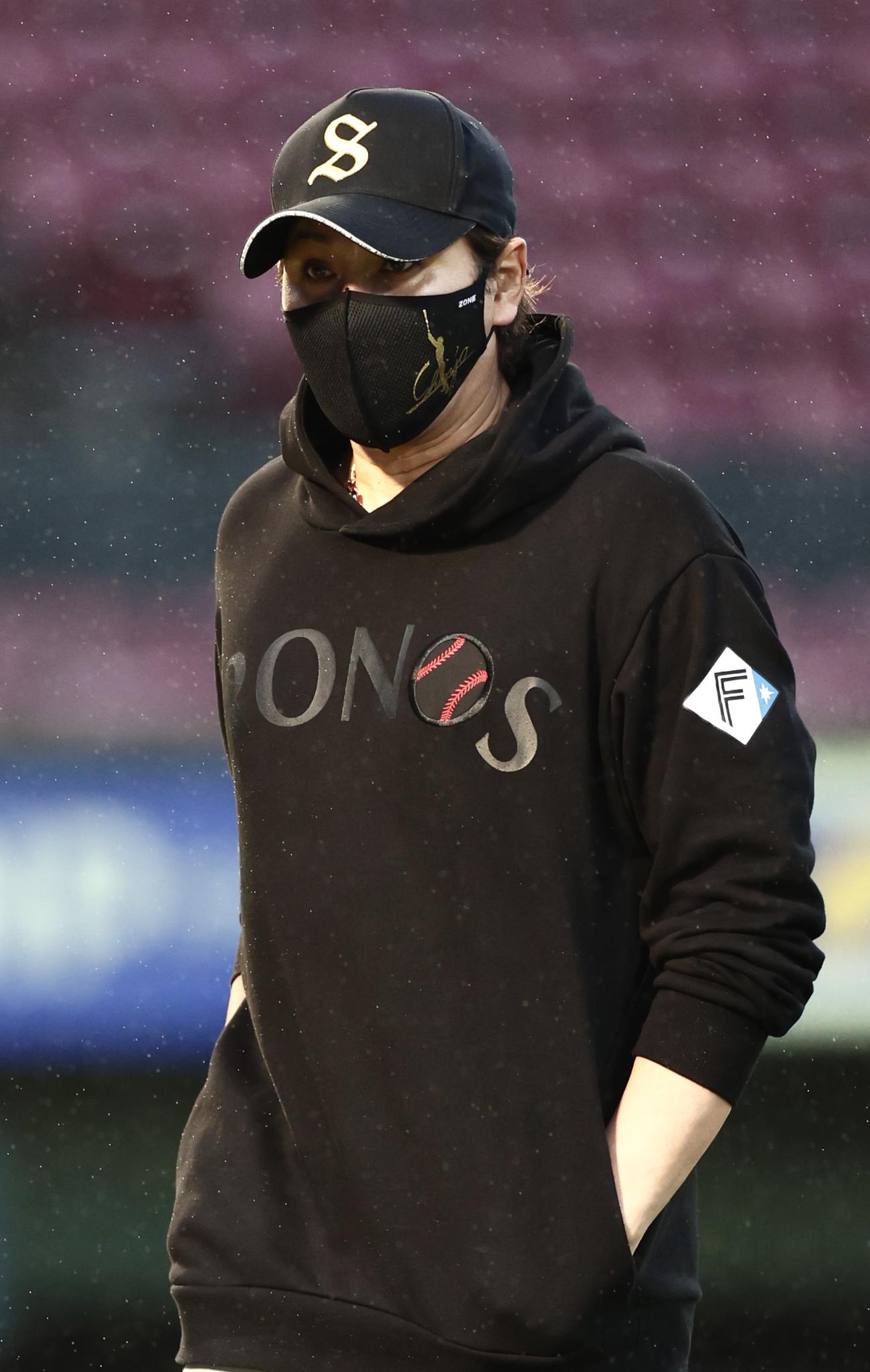 楽天対日本ハム　試合前、グラウンドの様子を確かめる日本ハム新庄監督（撮影・河田真司）