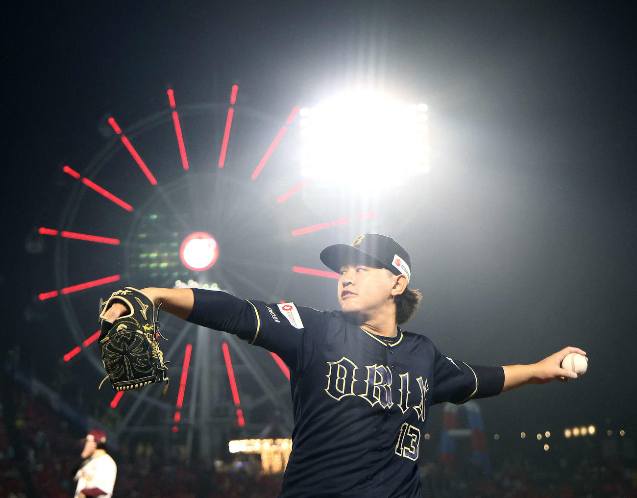 楽天対オリックス　6回表、キャッチボールする宮城（撮影・河田真司）