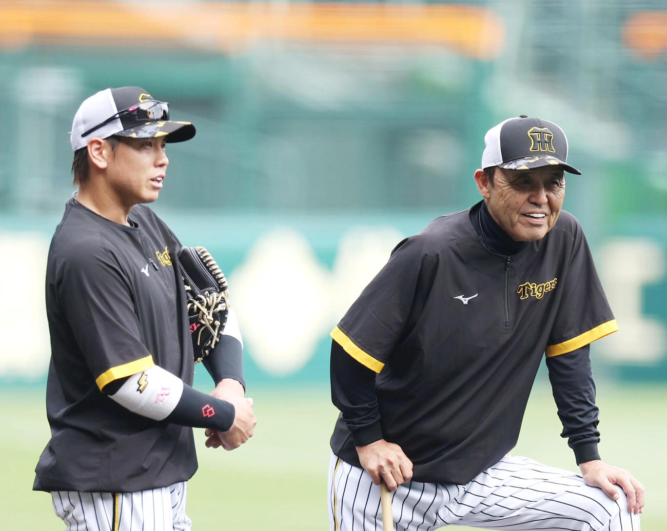 練習中に言葉を交わす阪神梅野（左）と岡田監督（2024年撮影）
