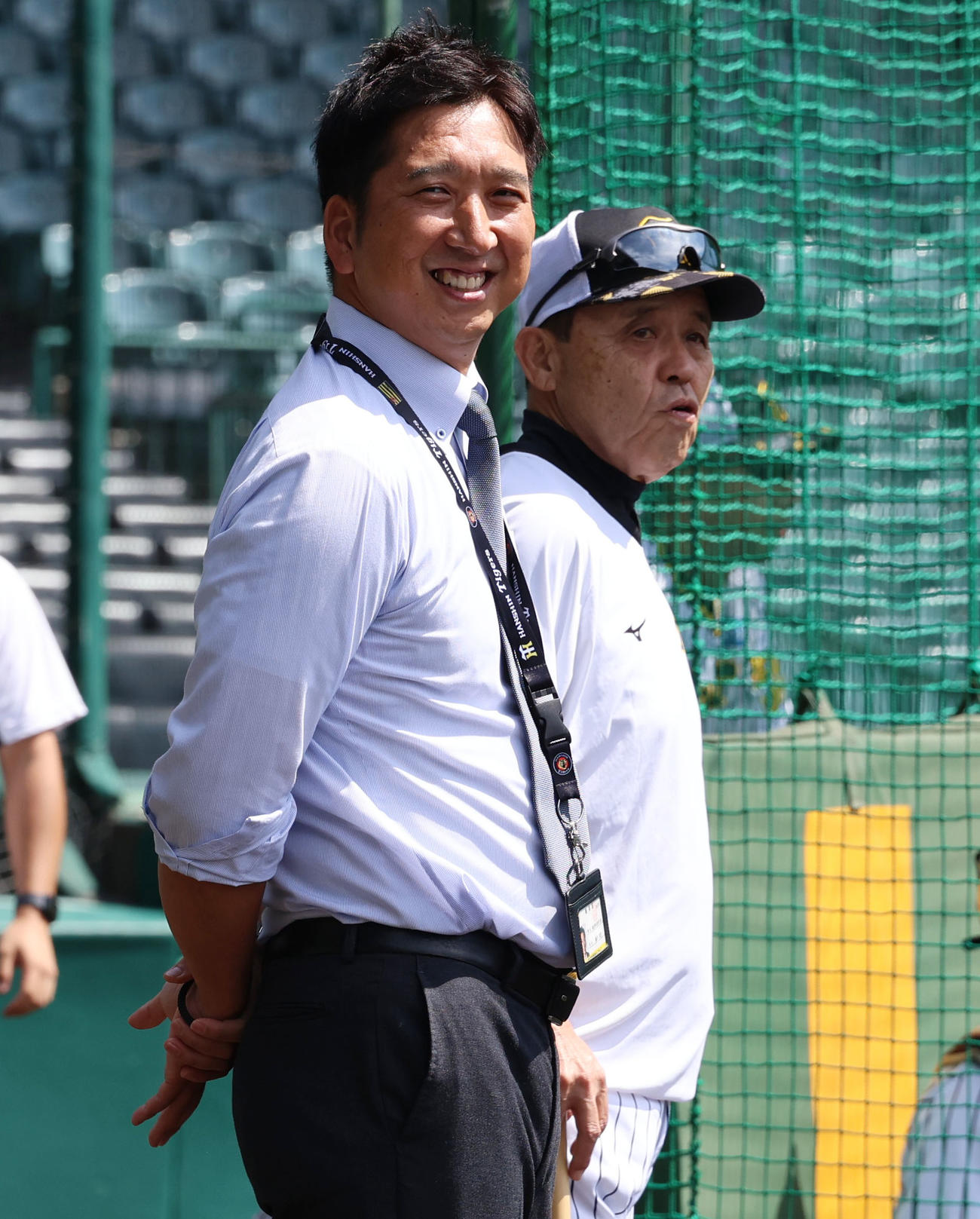 藤川球児氏（左）と話をする阪神岡田彰布監督（23年9月）