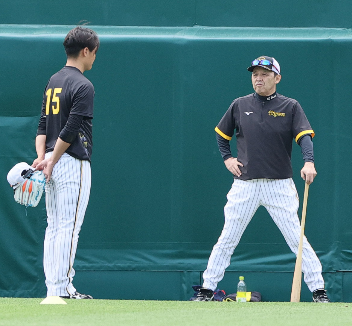 2023年5月20日、練習中、阪神西純矢（左）に話す岡田彰布監督