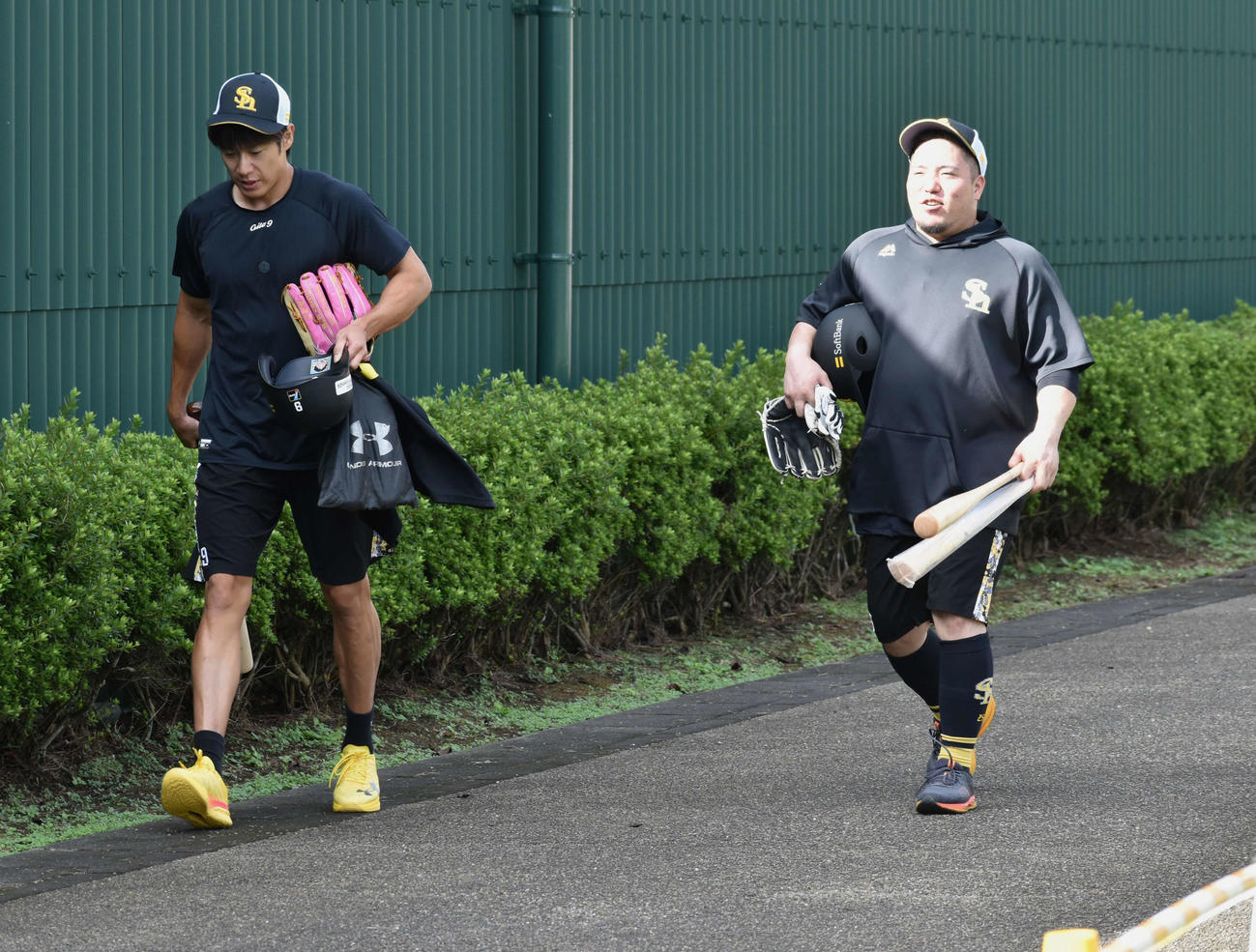 室内練習場に向かう柳田（左）と山川（撮影・只松憲）