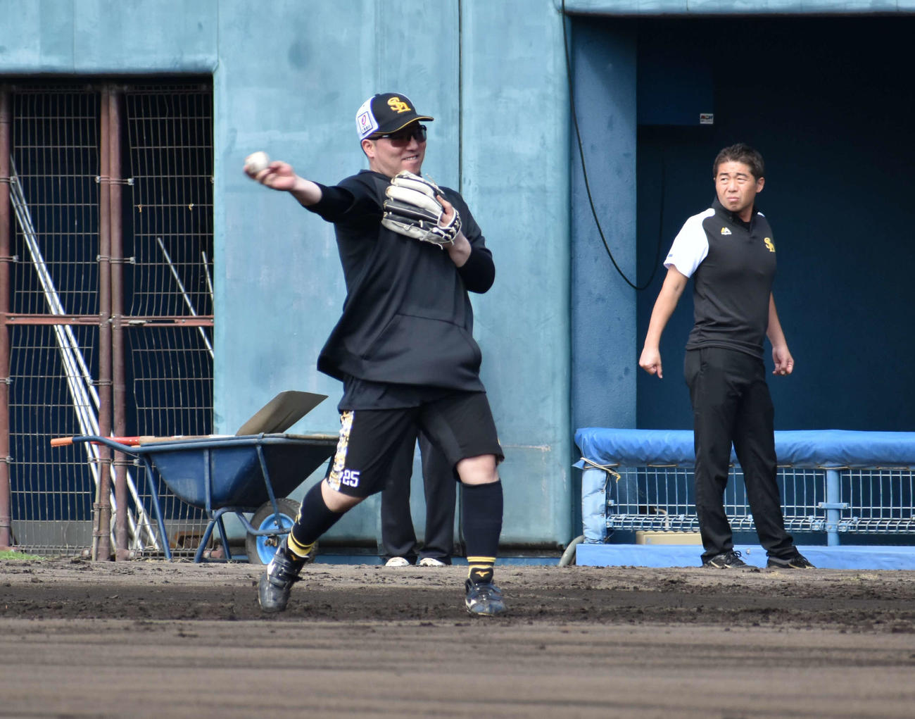 試合前練習でノックを受ける山川（撮影・只松憲）