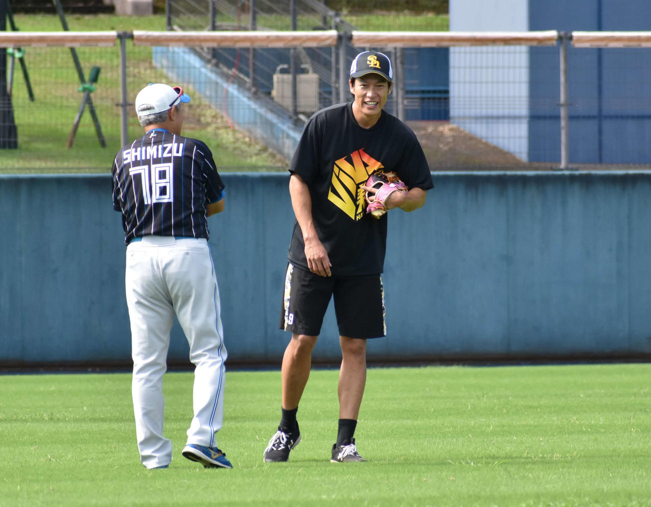 日本ハム清水ファーム総合コーチと笑顔で話す柳田（撮影・只松憲）