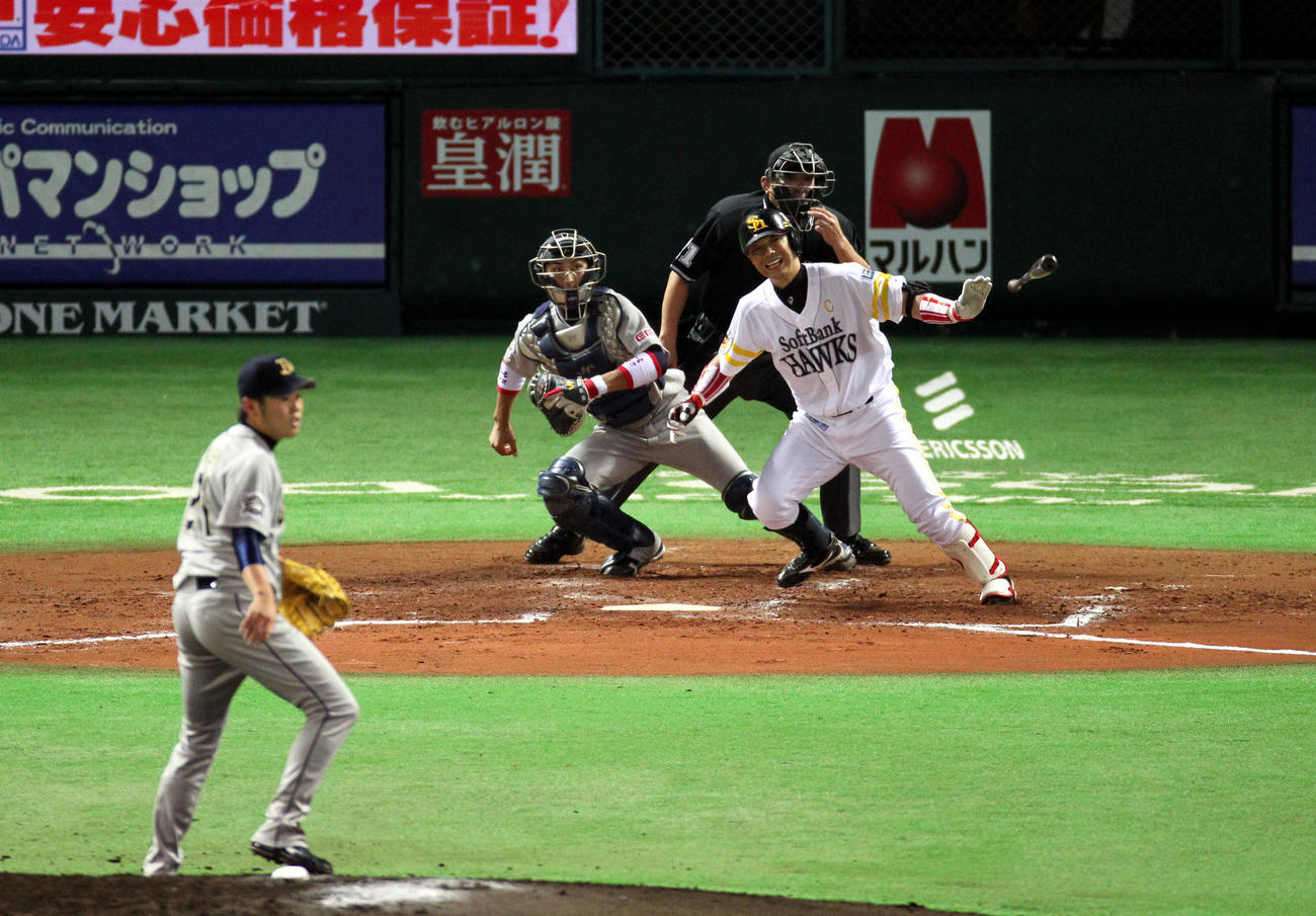 2012年10月8日、遊ゴロに倒れる小久保。投手西