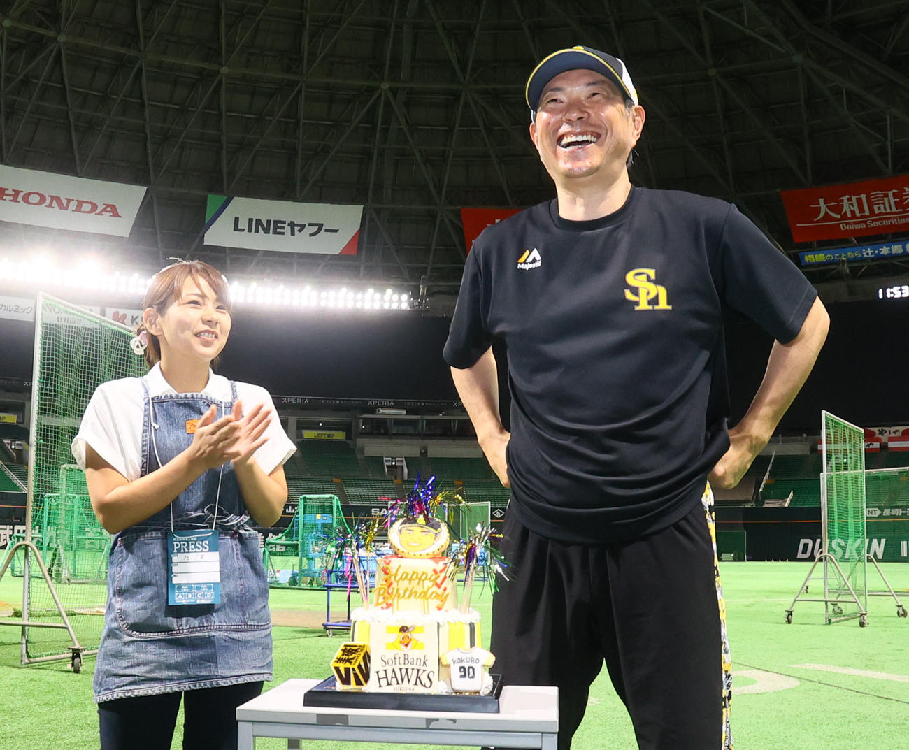 53歳の誕生日をむかえた小久保監督（右）（撮影・鬼束羽瑠菜）