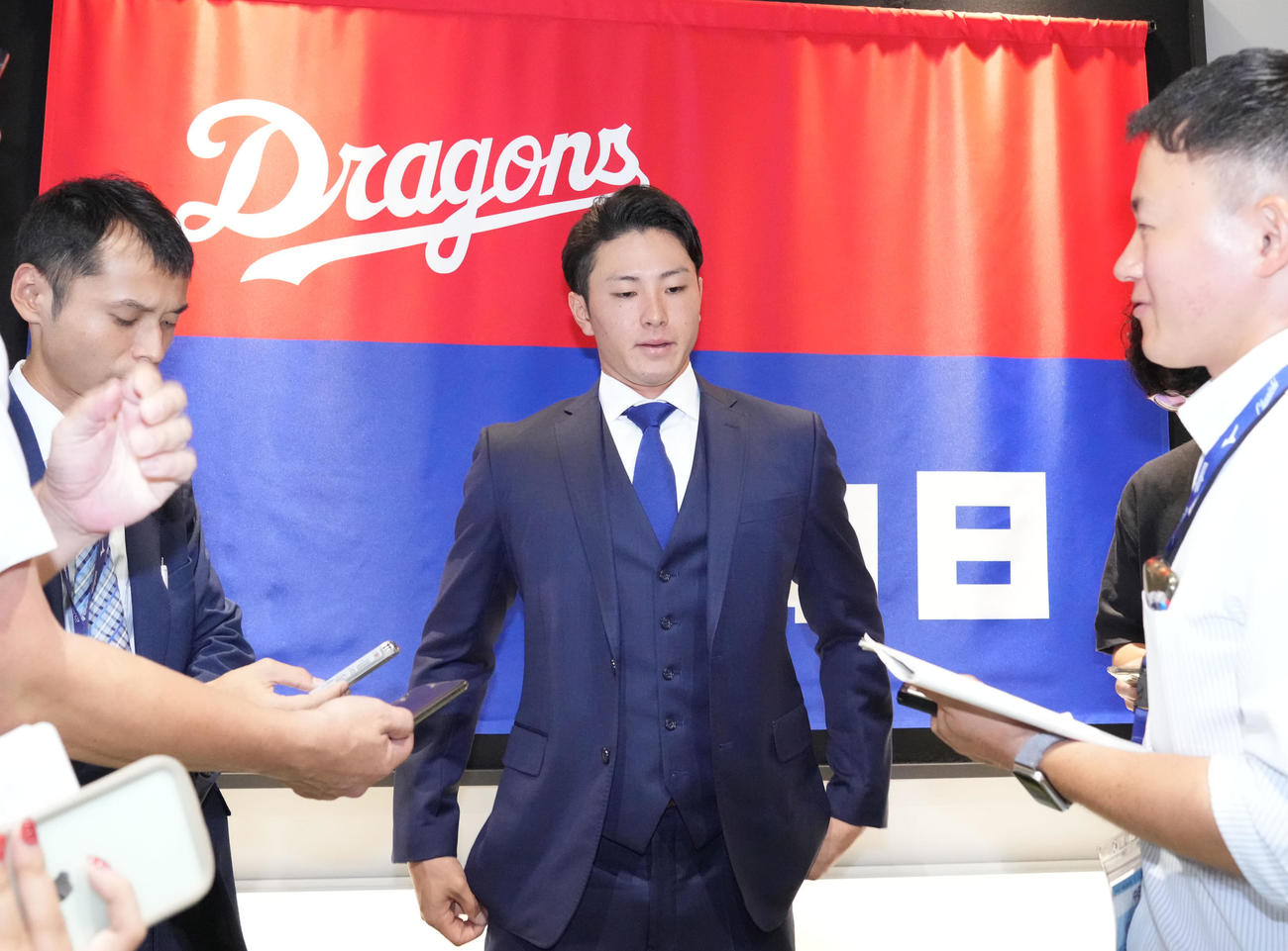 取材に応じる加藤翼（撮影・森本幸一）