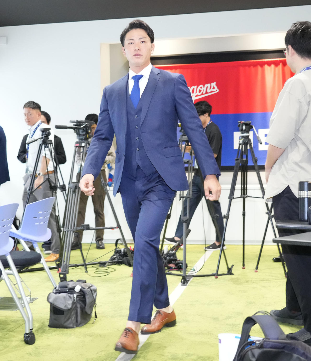 取材終え引きあげる加藤翼（撮影・森本幸一）