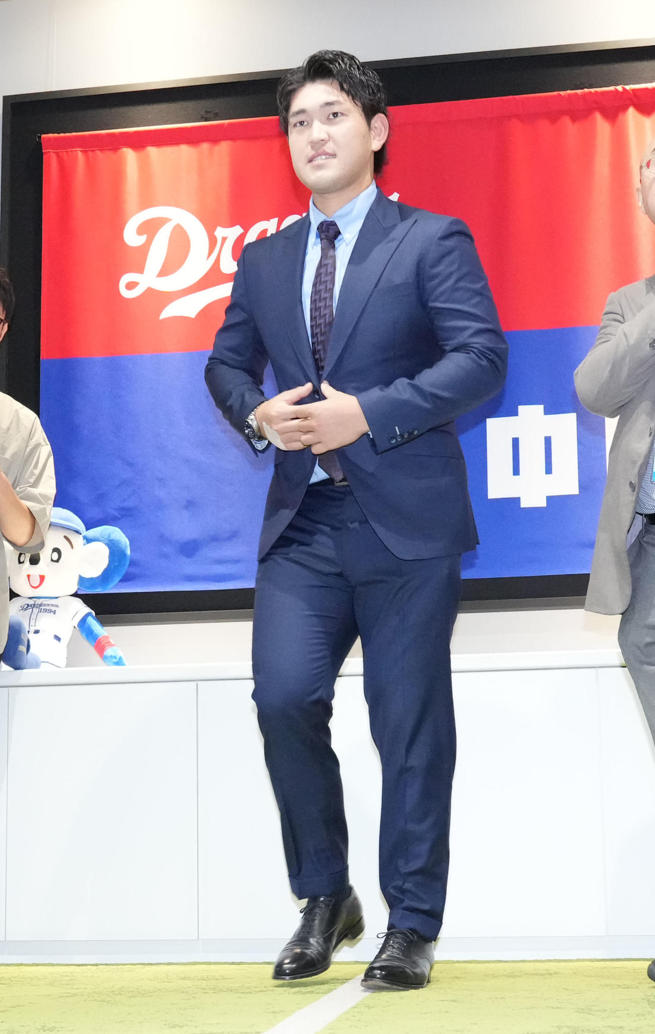 取材を終え引きあげる垣越（撮影・森本幸一）
