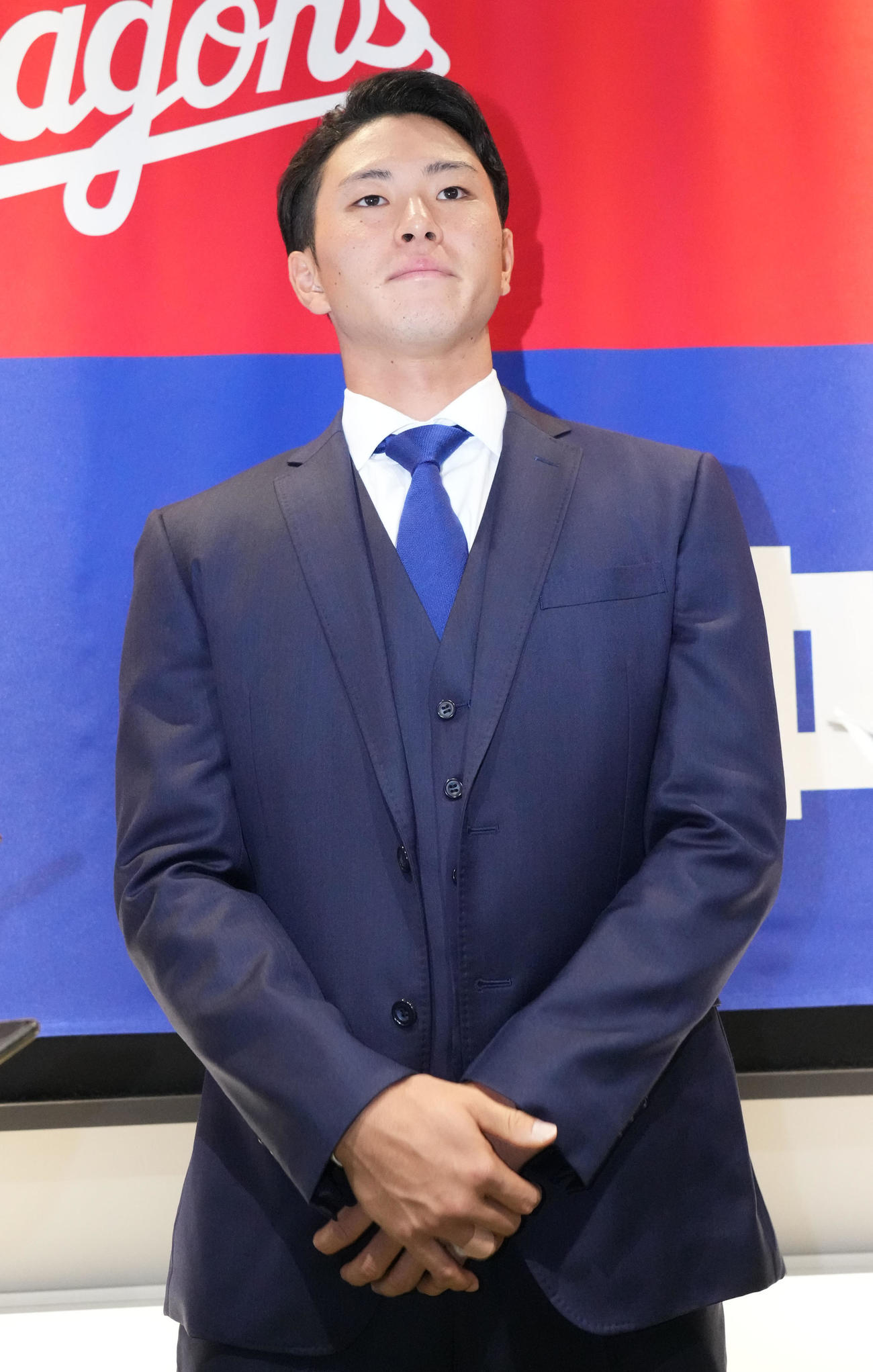 取材に応じる加藤翼（撮影・森本幸一）