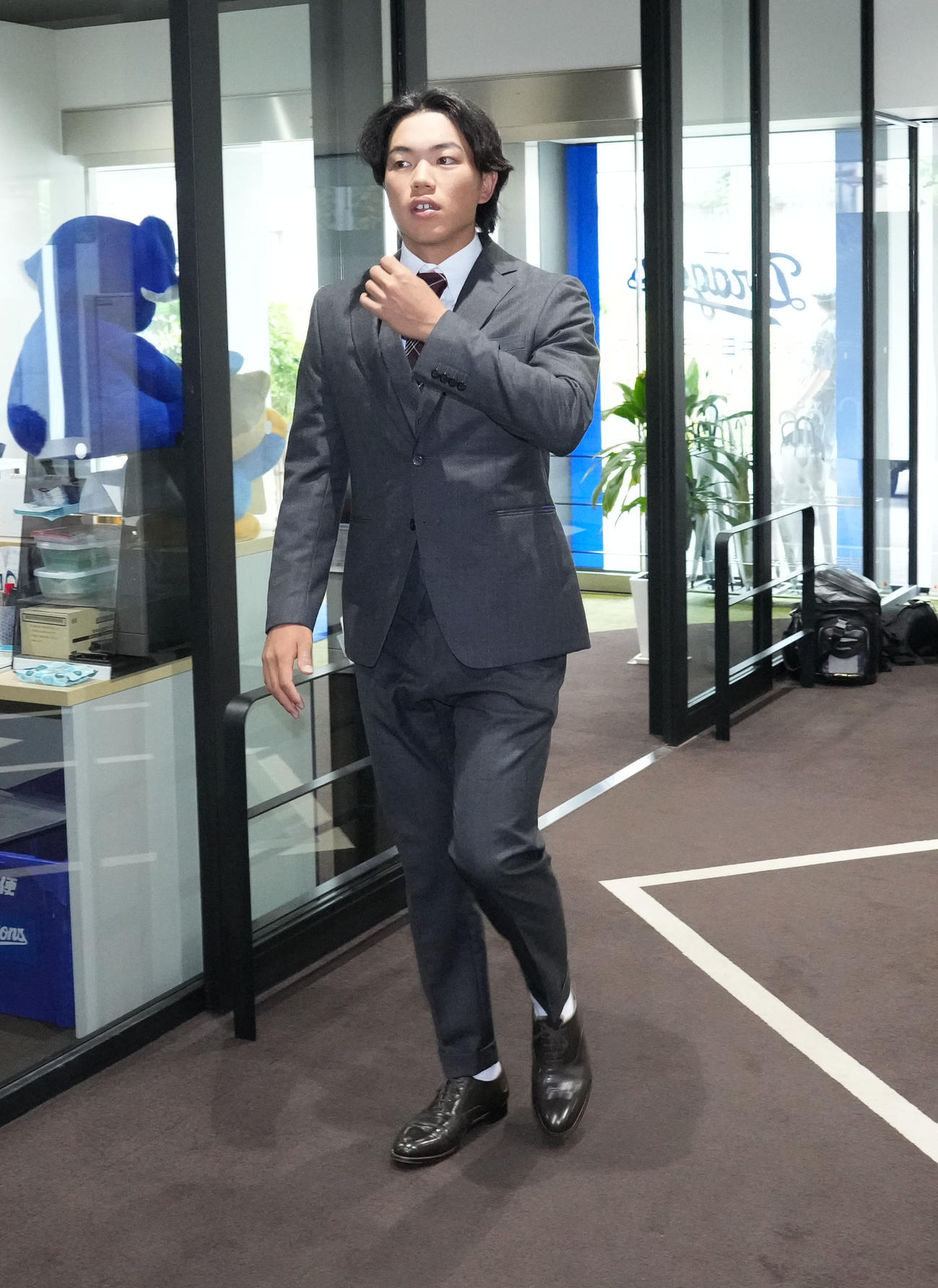 球団事務所に入る竹内（撮影・森本幸一）