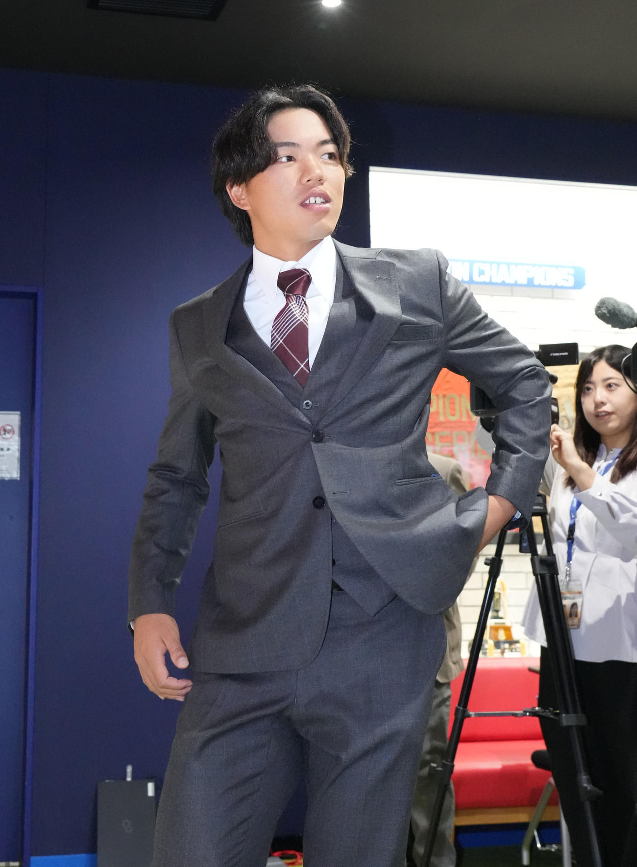 取材に応じる竹内（撮影・森本幸一）