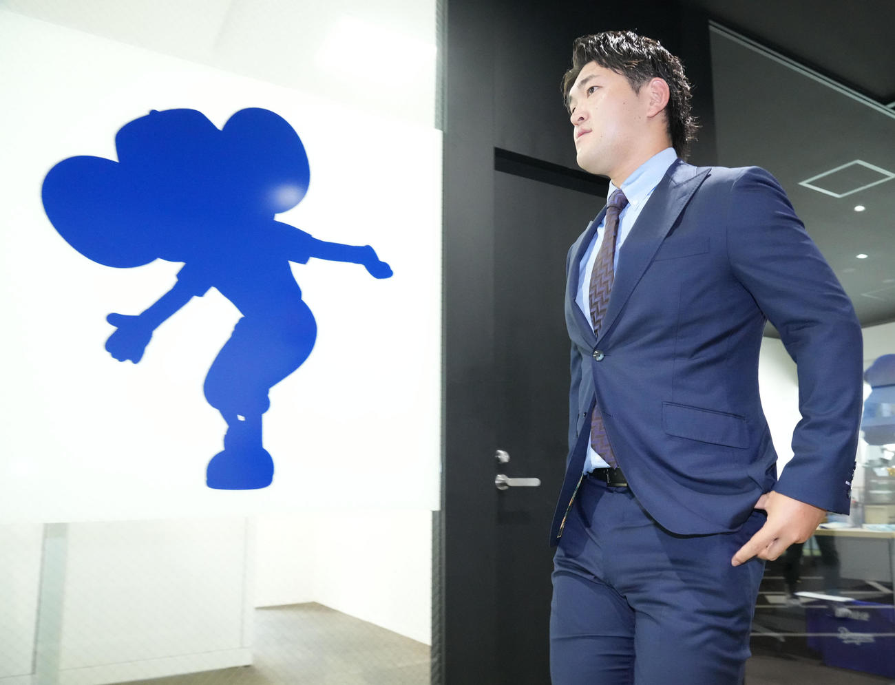 球団事務所に訪れる垣越（撮影・森本幸一）