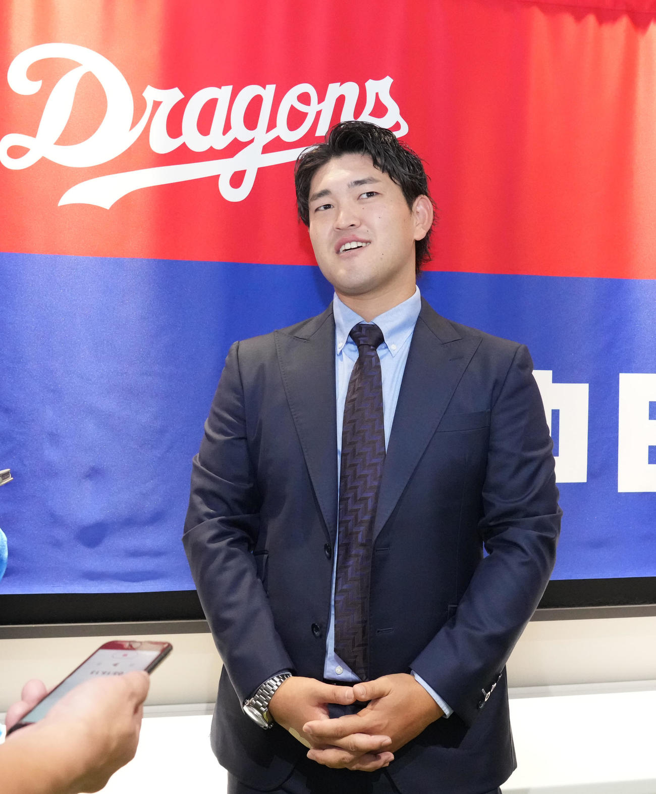 取材に応じる垣越（撮影・森本幸一）