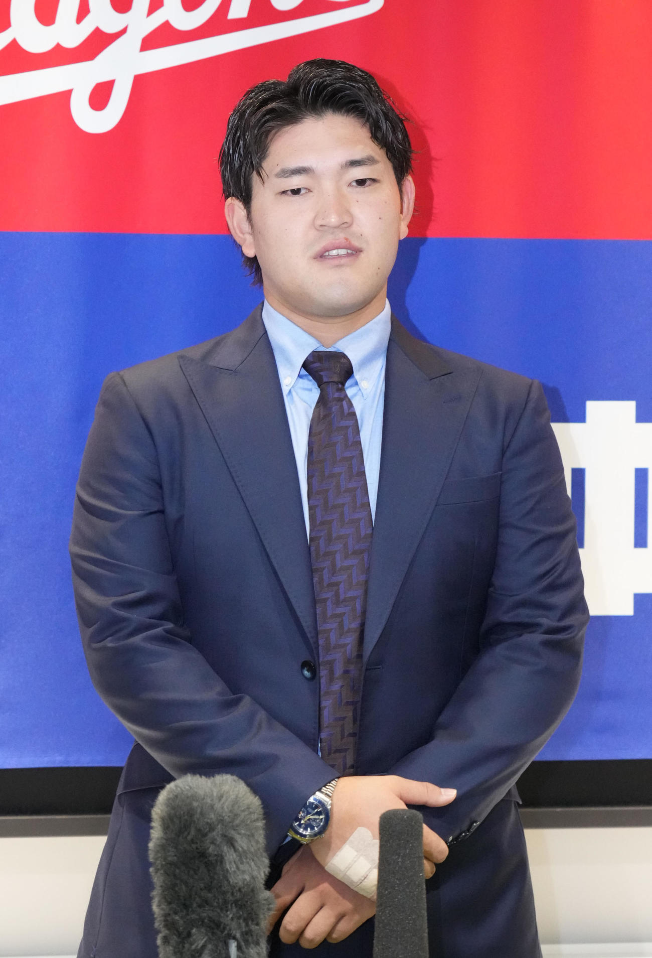 取材に応じる垣越（撮影・森本幸一）