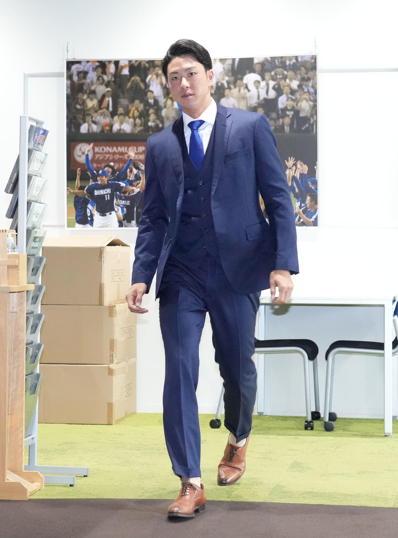 球団事務所に訪れた加藤翼（撮影・森本幸一）