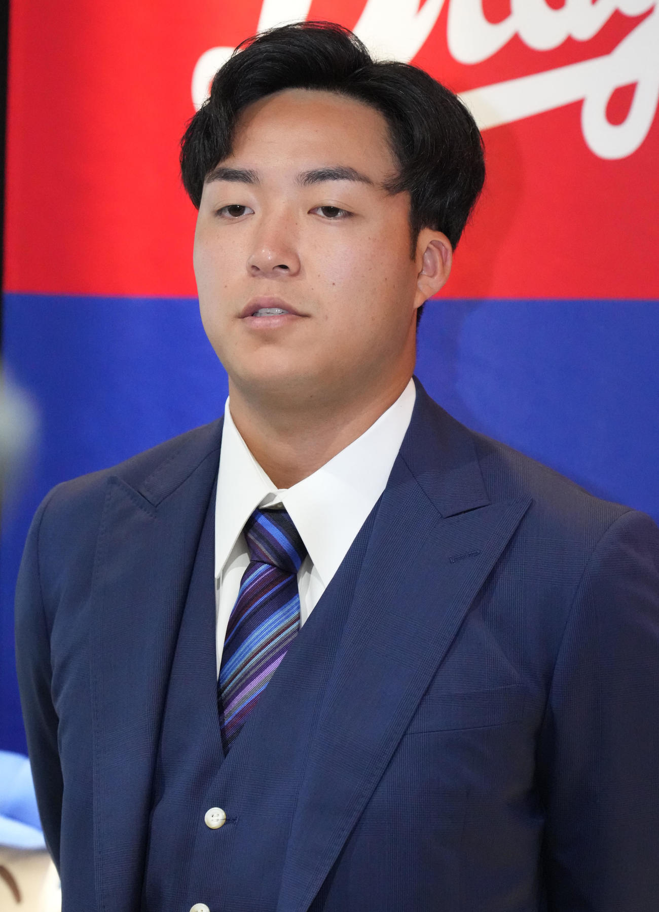 取材を受ける上田（撮影・森本幸一）