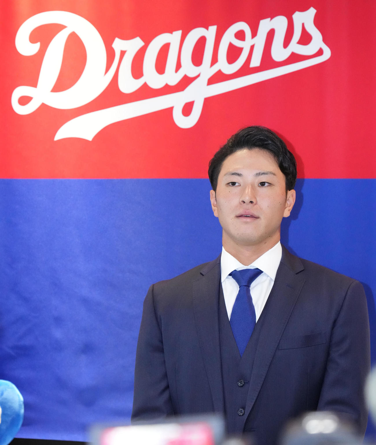 取材に応じる加藤翼（撮影・森本幸一）
