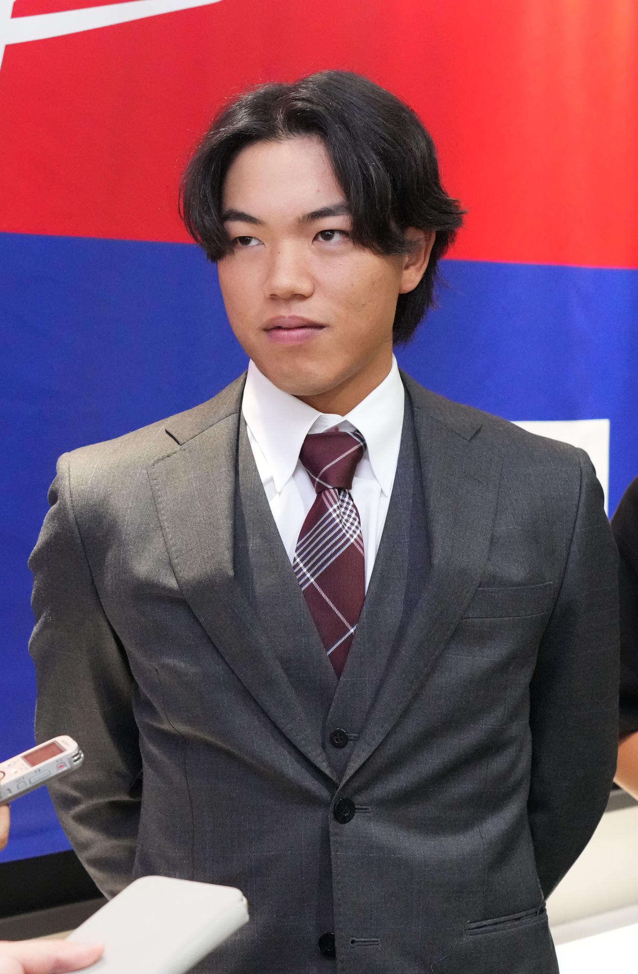 取材に応じる竹内（撮影・森本幸一）