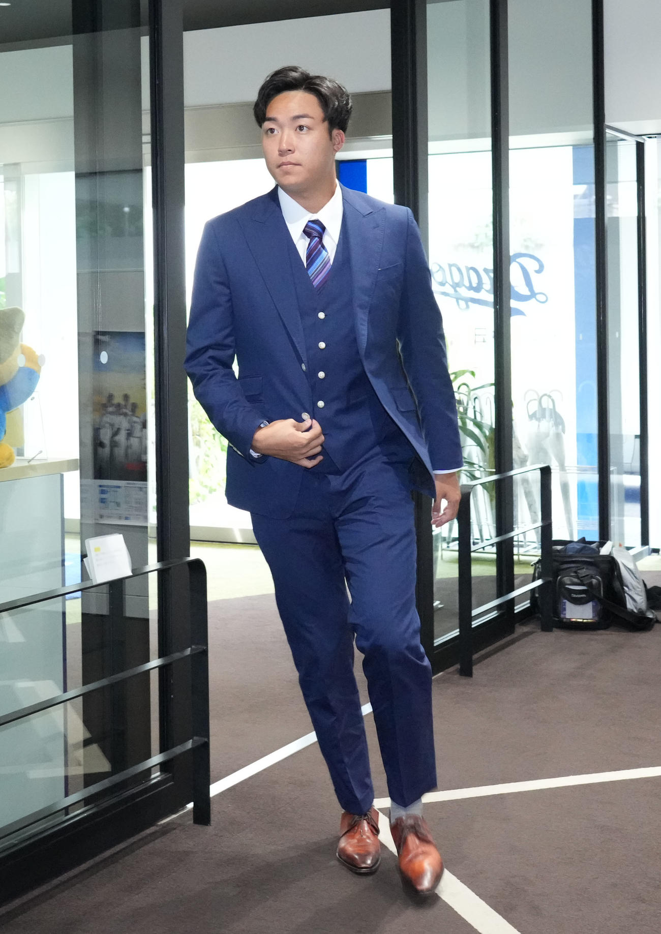 球団事務所に入る上田（撮影・森本幸一）