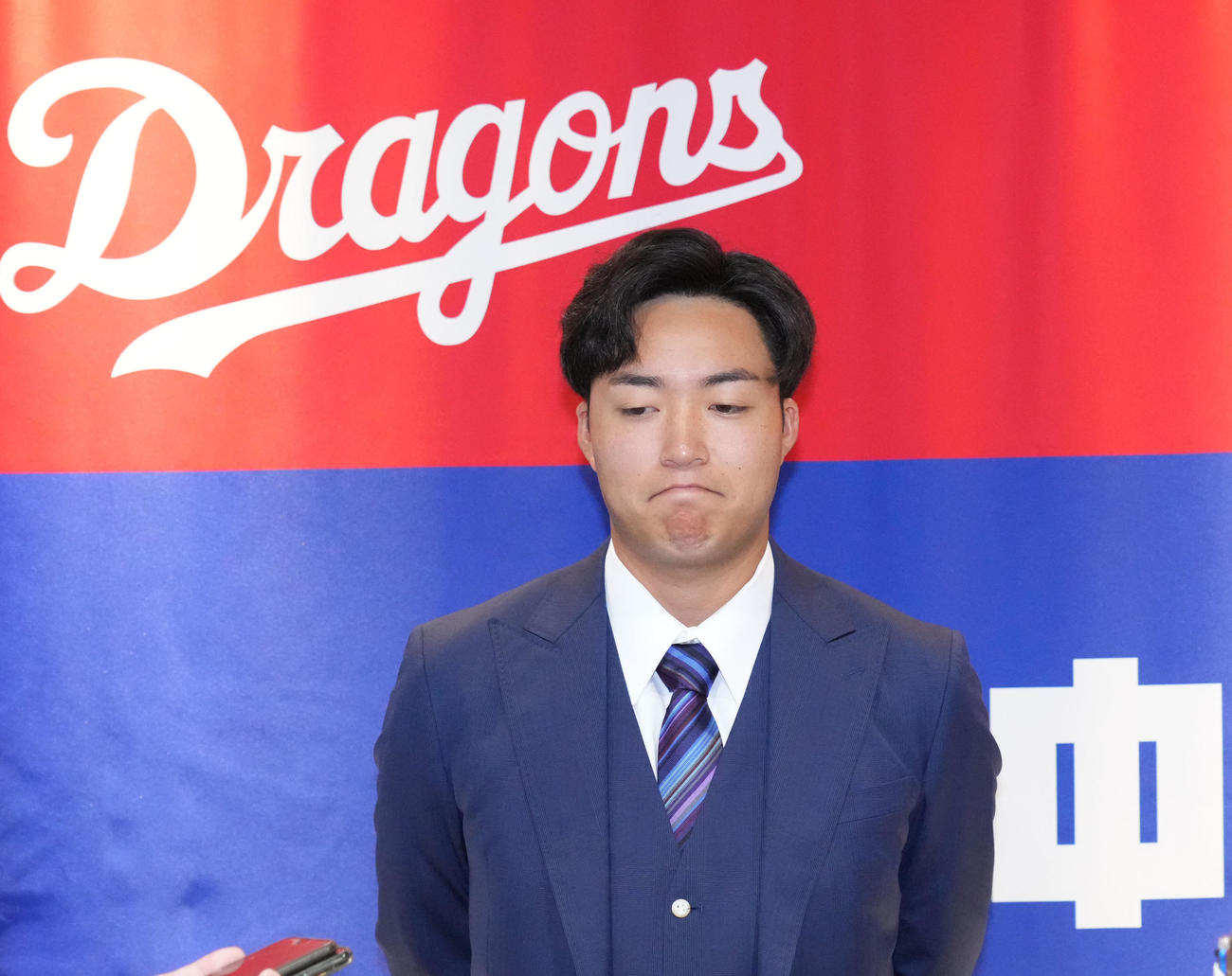 取材を受ける上田（撮影・森本幸一）