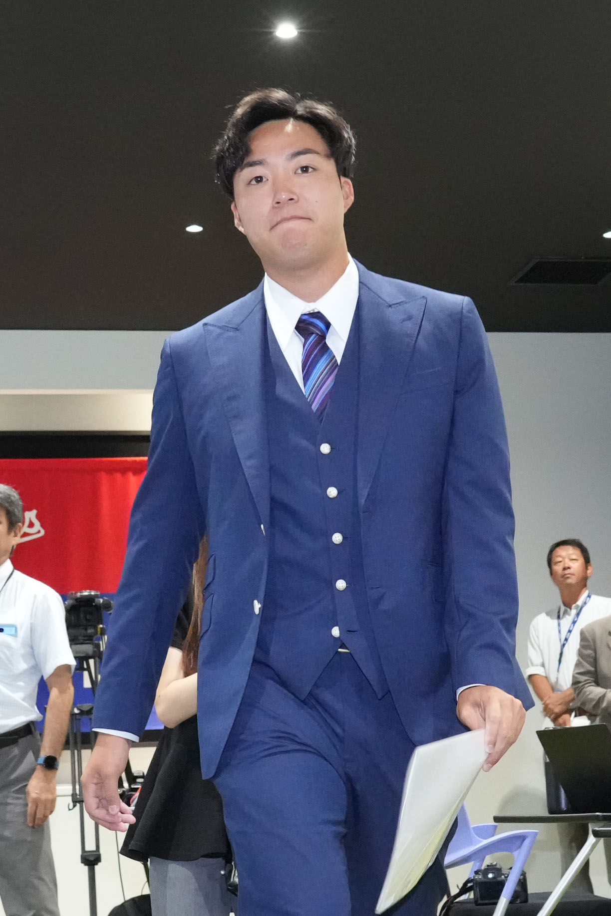 取材を終え引き揚げる上田（撮影・森本幸一）